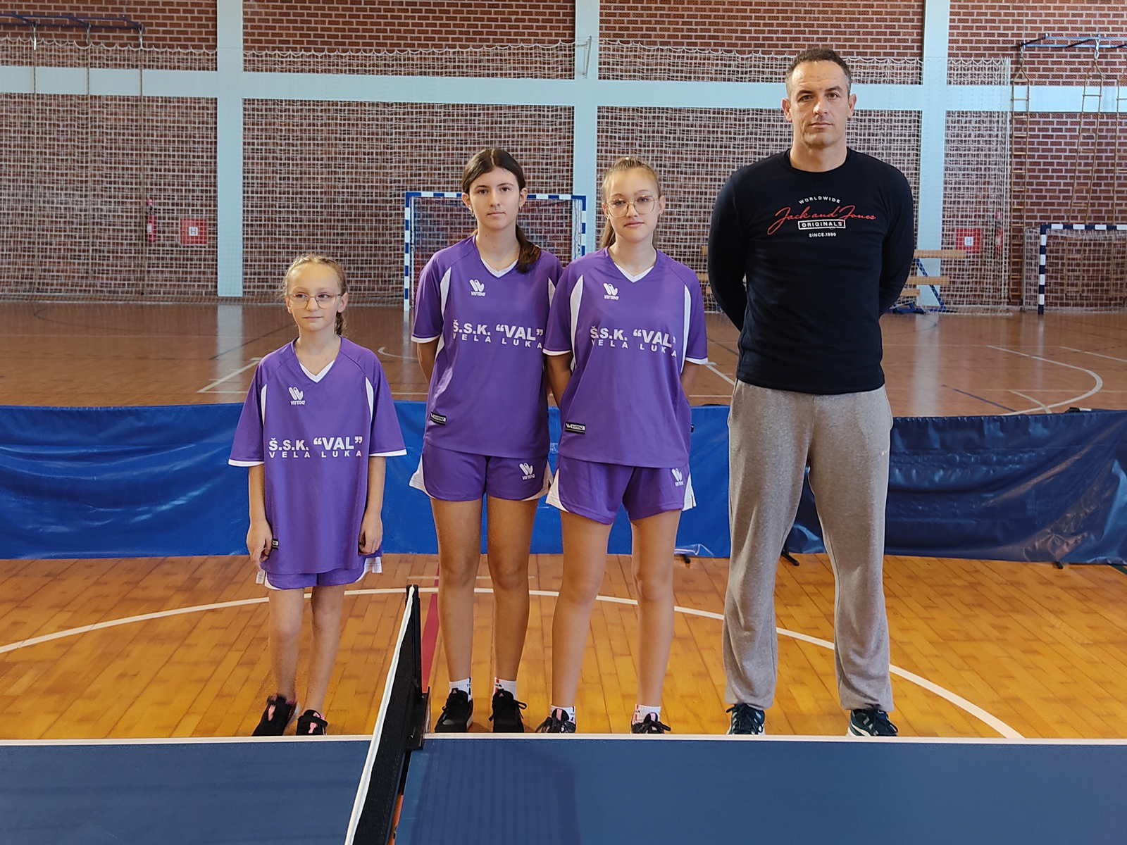 Županijski prvak u stolnom tenisu za djevojčice u 2022./2023. školskoj godini je ŠŠD „Val“ Osnovna škola Vela Luka