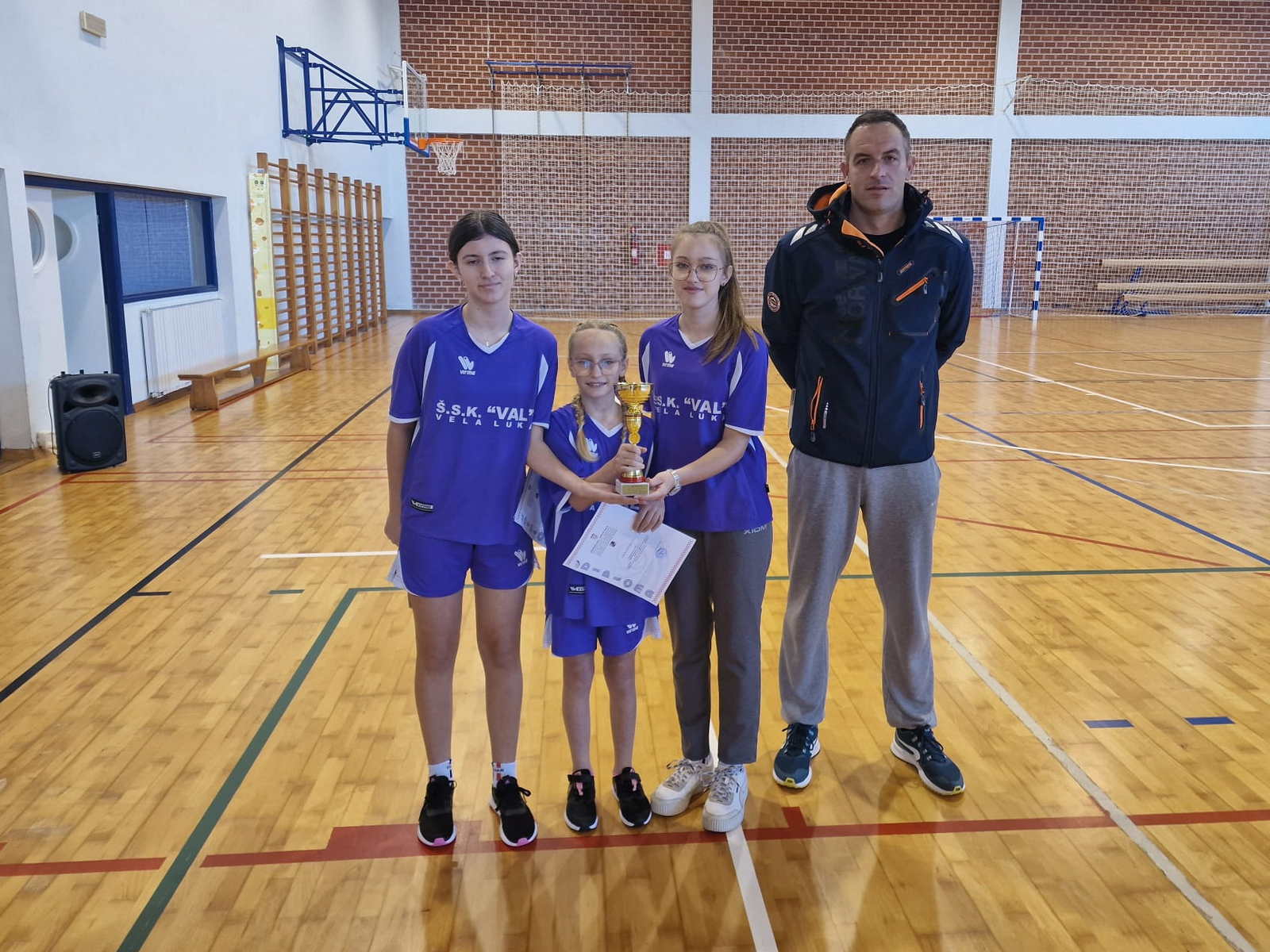 Županijski prvak u stolnom tenisu za djevojčice u 2022./2023. školskoj godini je ŠŠD „Val“ Osnovna škola Vela Luka